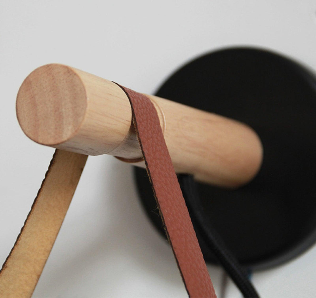 Virixon Wandleuchte aus Holz und Leder