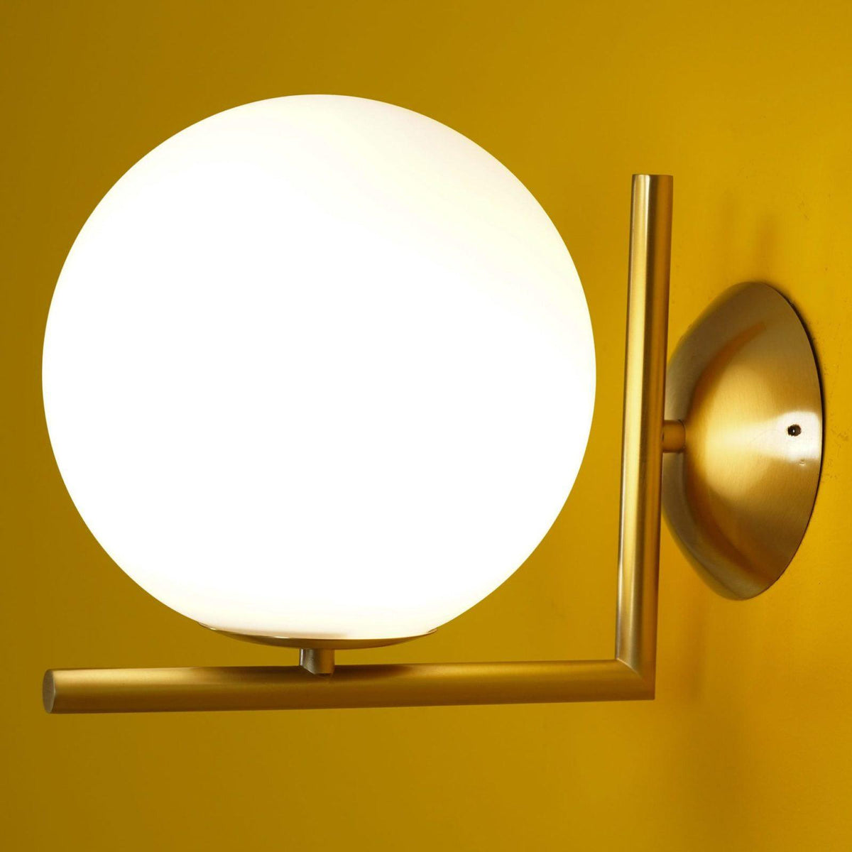 Joanna zeitgenössische minimalistische Opal-geblasene-Glas-Wandleuchte