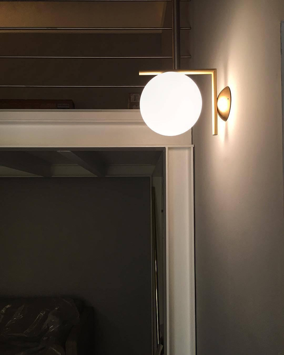 Joanna zeitgenössische minimalistische Opal-geblasene-Glas-Wandleuchte