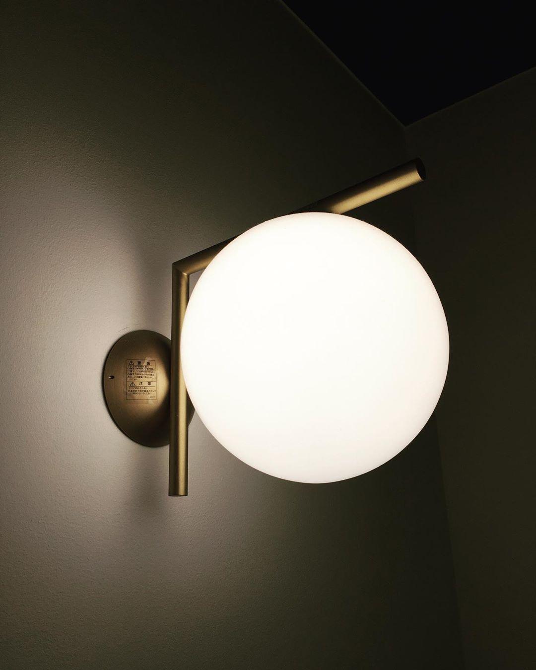 Joanna zeitgenössische minimalistische Opal-geblasene-Glas-Wandleuchte