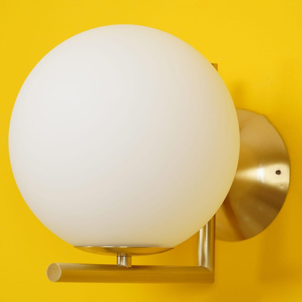 Joanna zeitgenössische minimalistische Opal-geblasene-Glas-Wandleuchte