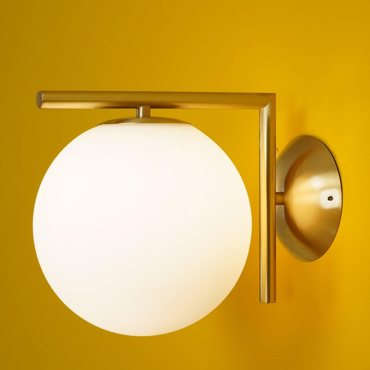Joanna zeitgenössische minimalistische Opal-geblasene-Glas-Wandleuchte