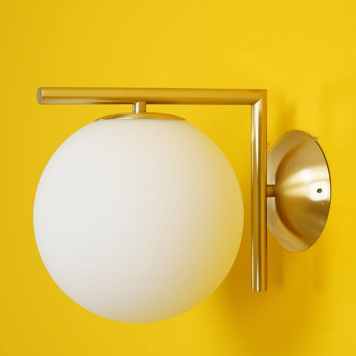 Joanna zeitgenössische minimalistische Opal-geblasene-Glas-Wandleuchte