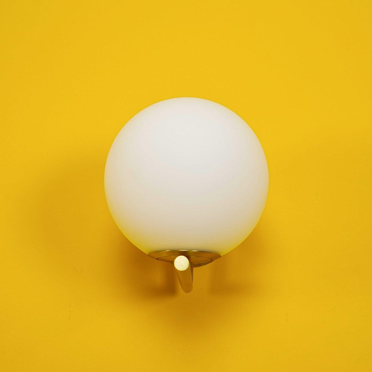 Joanna zeitgenössische minimalistische Opal-geblasene-Glas-Wandleuchte