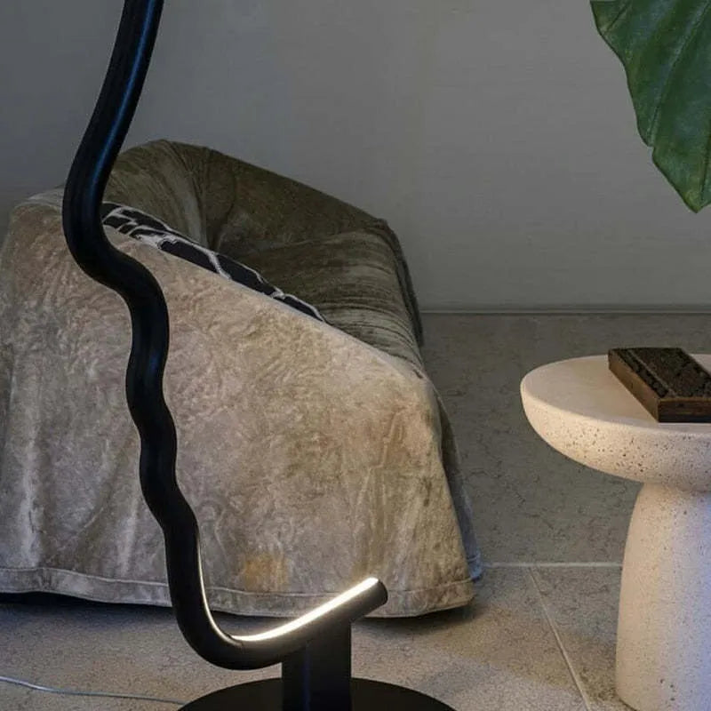 Arisha Minimalistisch Stehlampe mit menschlichem Gesichtsprofil und Bogen Linear