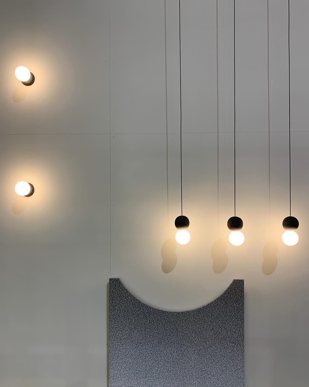 Eirinise Wandleuchte aus Beton mit Opalglas