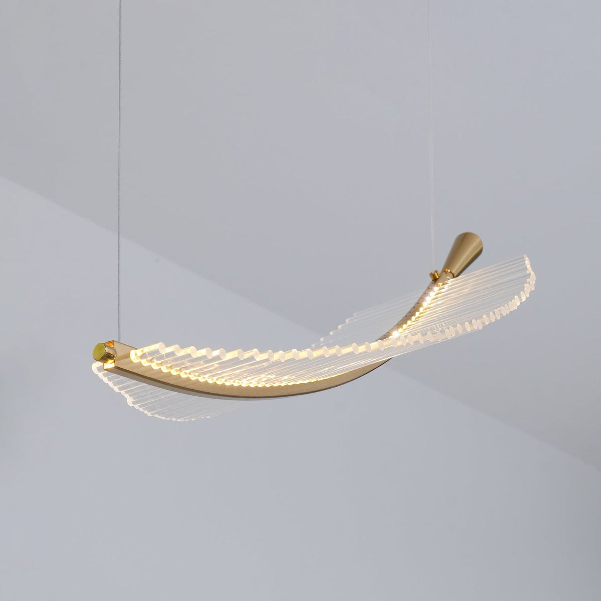 Kuo Kronleuchter aus Acryl in Gold mit zeitgenössischem Design