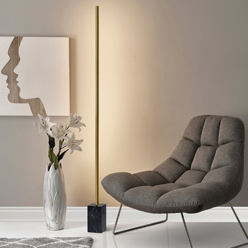 Arisha Minimalist Stehleuchte Linear, Schwarz/Gold, Metall