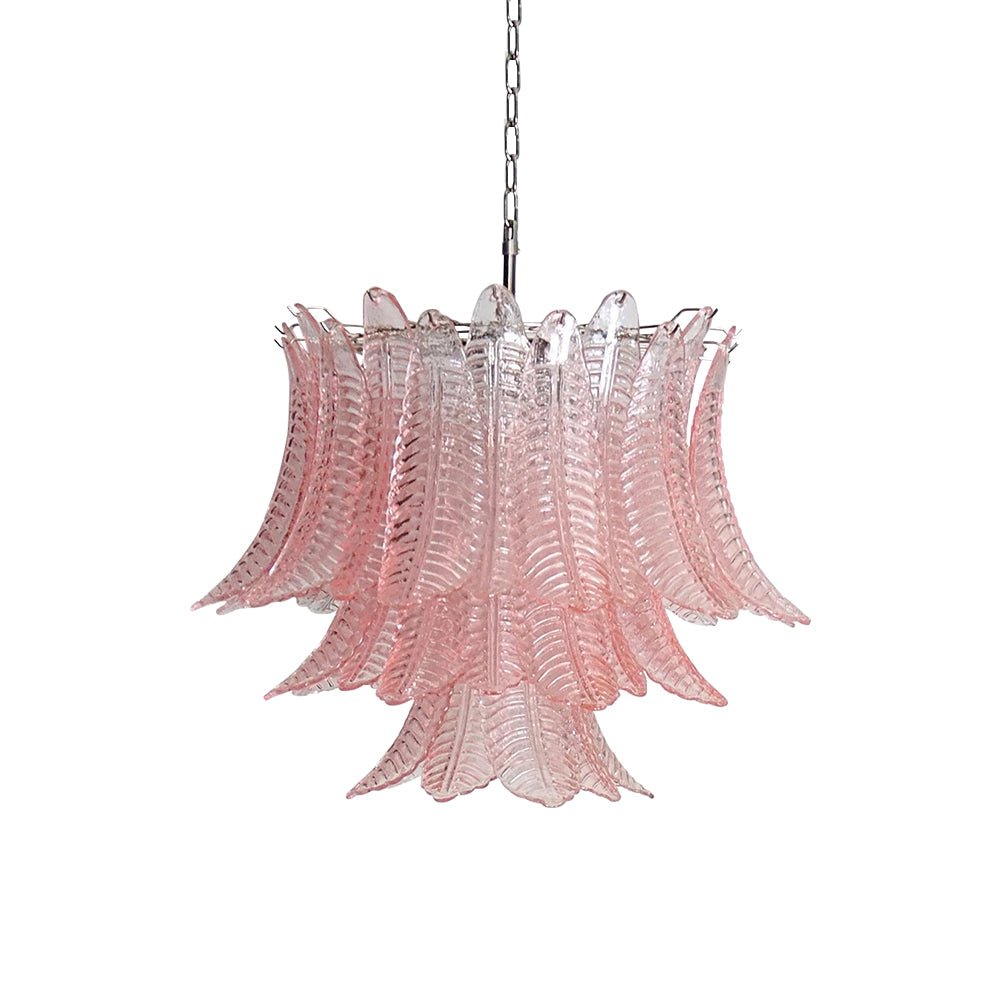 Celiaria Kronleuchter aus rosa Glas in Kieselsteinform mit geschichteten Blättern, luxuriös und zeitgenössisch