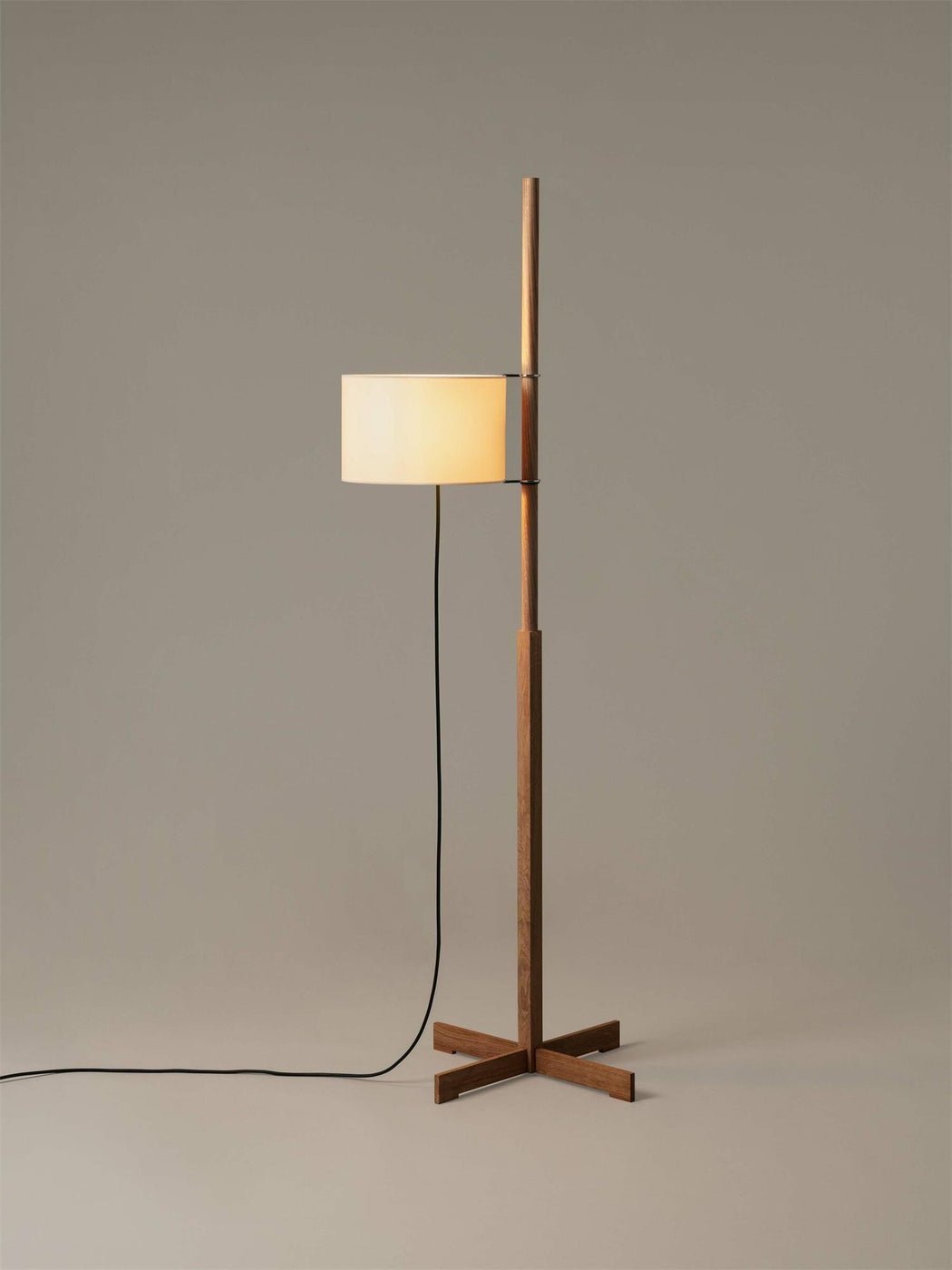 Jex Stehleuchte aus Holz und Stoff
