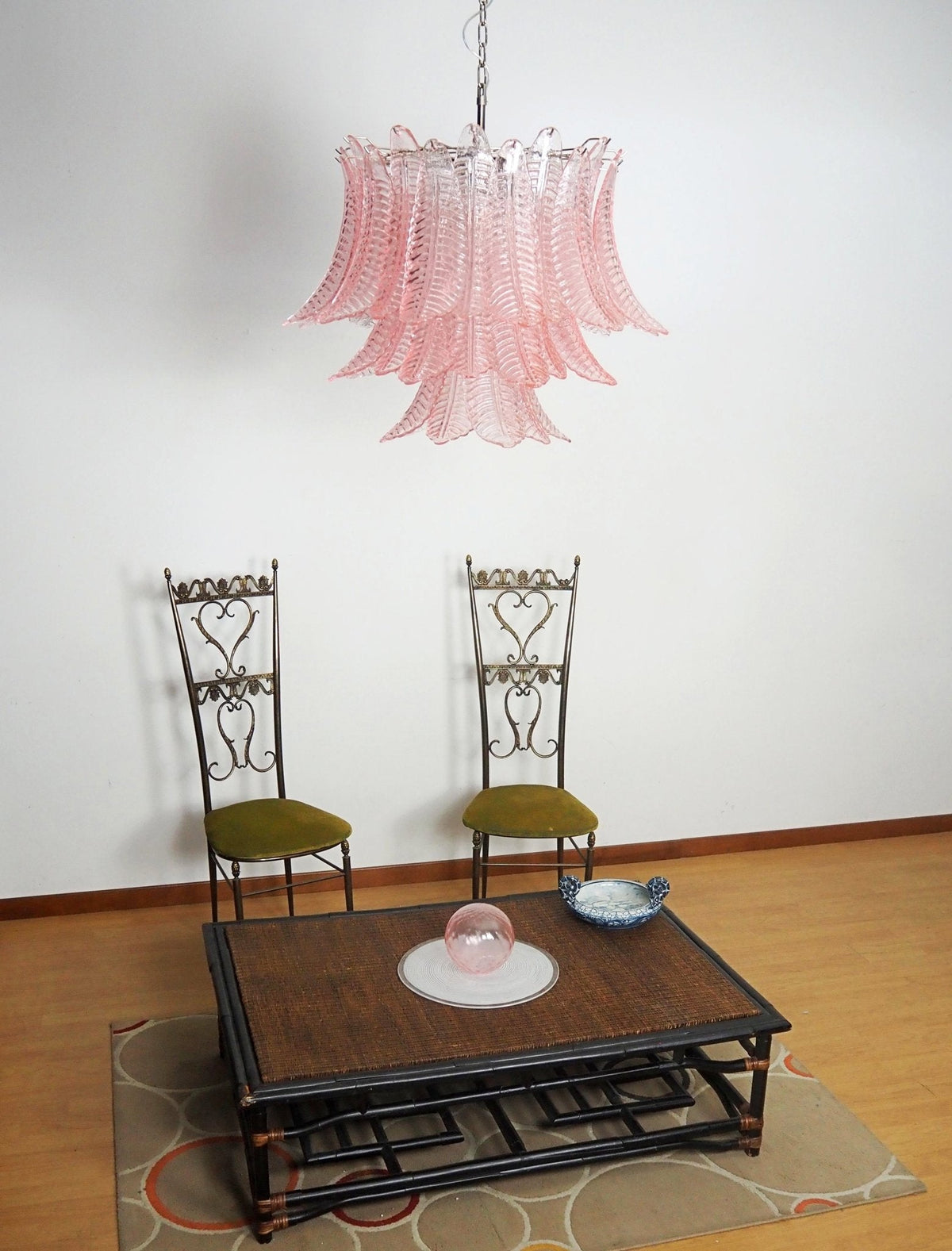 Celiaria Kronleuchter aus rosa Glas in Kieselsteinform mit geschichteten Blättern, luxuriös und zeitgenössisch