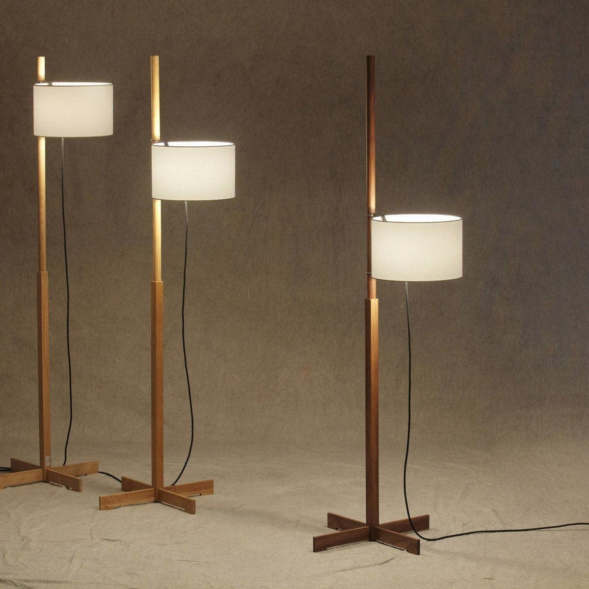 Jex Stehleuchte aus Holz und Stoff