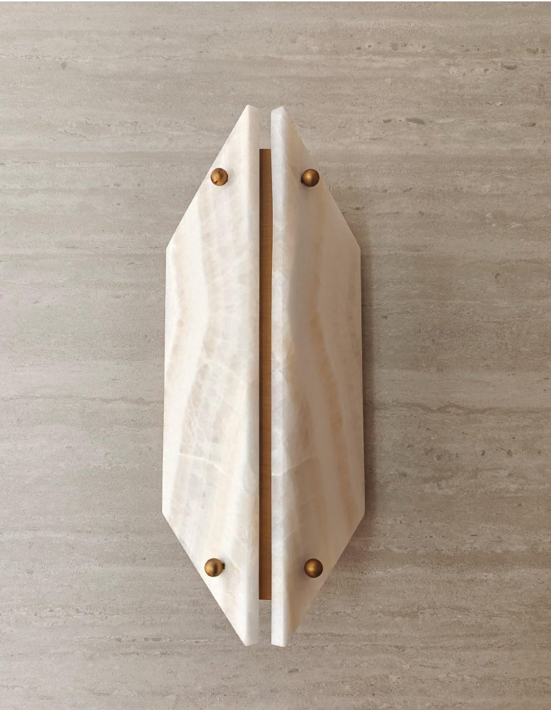Zynx moderne Wandleuchte aus weißem Alabaster mit Kieselsteinform