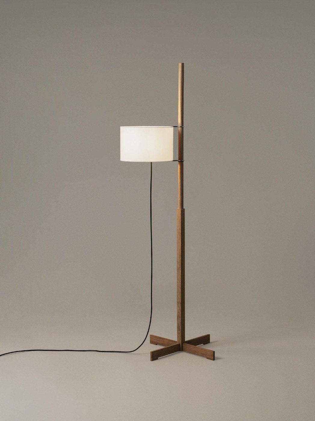 Jex Stehleuchte aus Holz und Stoff