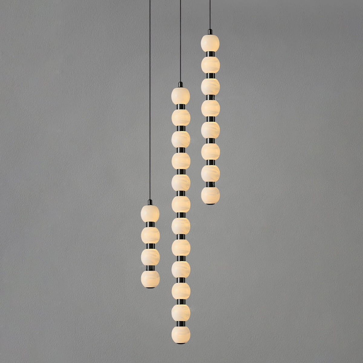 Albinaine zeitgenössische Alabaster-Pendelleuchte in Kieselsteinform