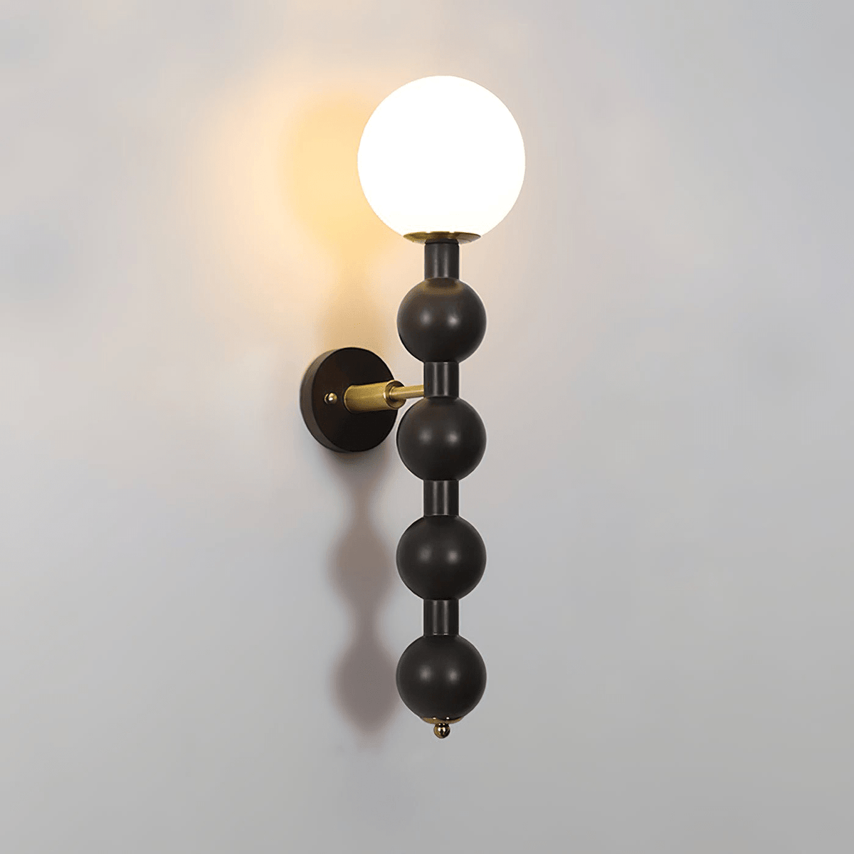 Olaeia zeitgenössische minimalistische Wandleuchte mit Holzaufsatz und Milchglas
