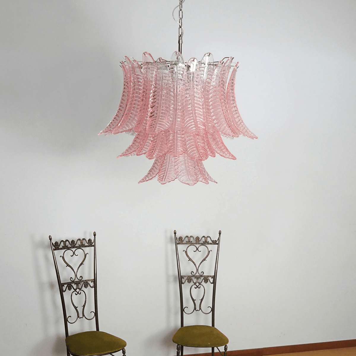 Celiaria Kronleuchter aus rosa Glas in Kieselsteinform mit geschichteten Blättern, luxuriös und zeitgenössisch