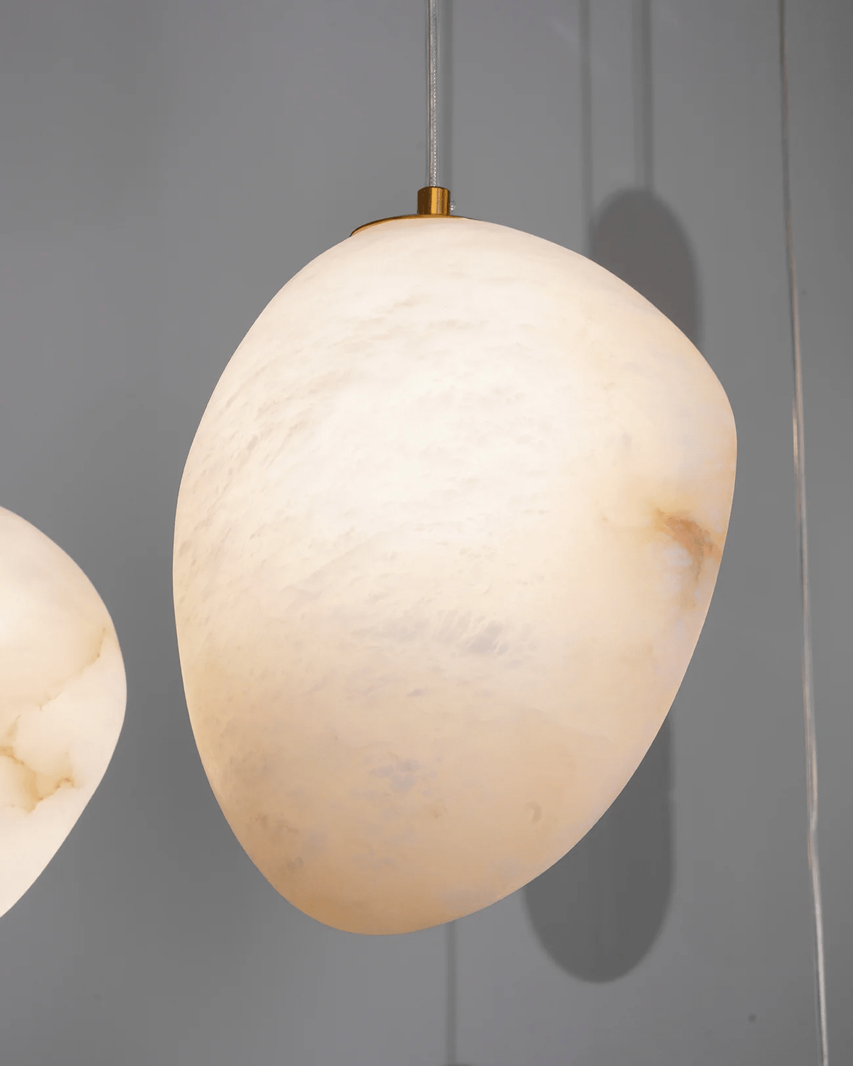 Nivisaya Pendelleuchte in Kieselsteinform aus Alabaster