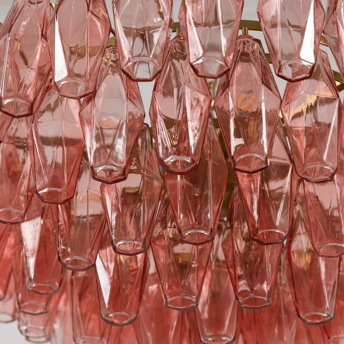Lioruine Kronleuchter aus rosa Polygon-Glas in gestufter zeitgenössischer Kunst
