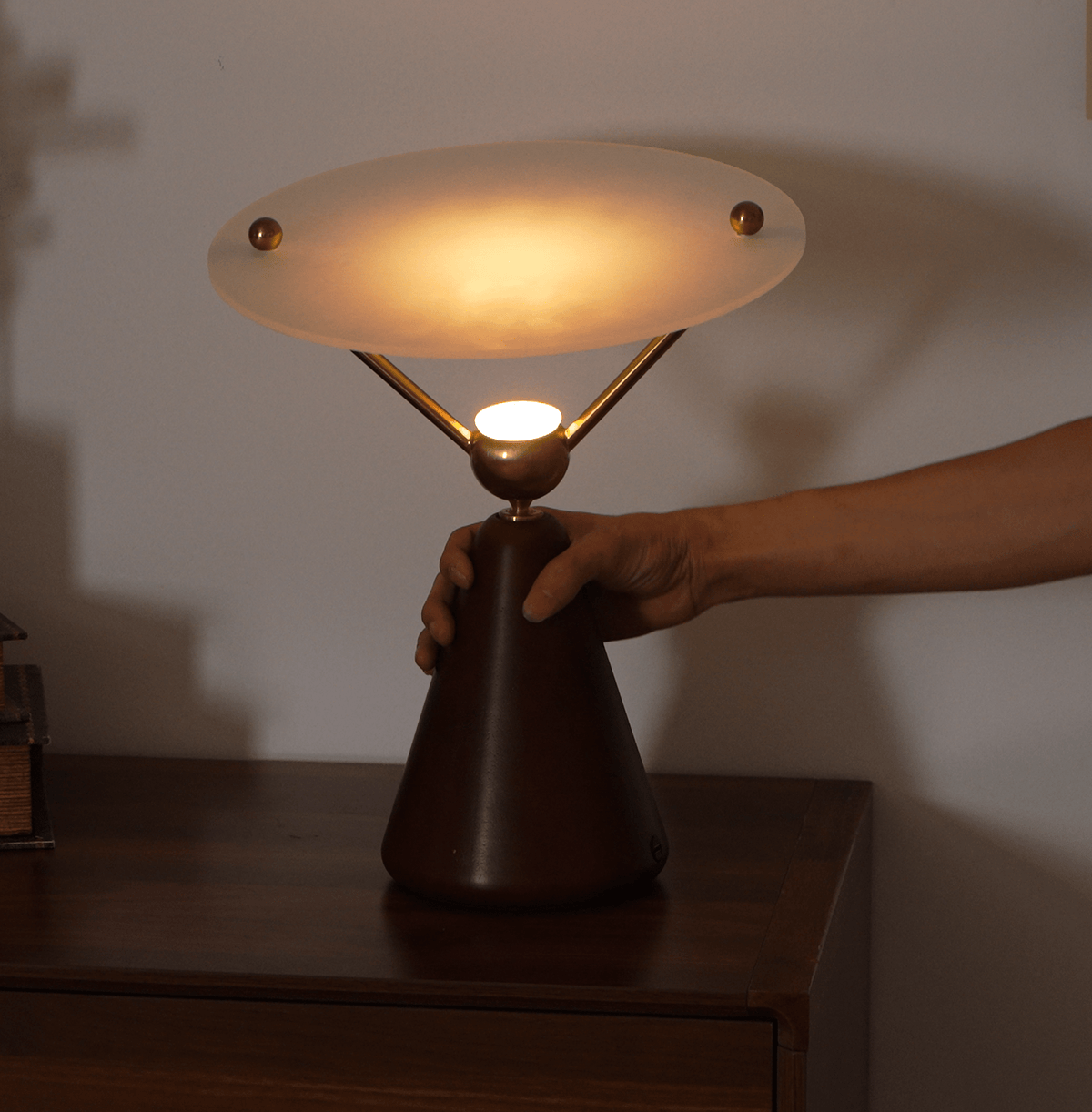 Balance Tischleuchte aus Holz im modernen Stil
