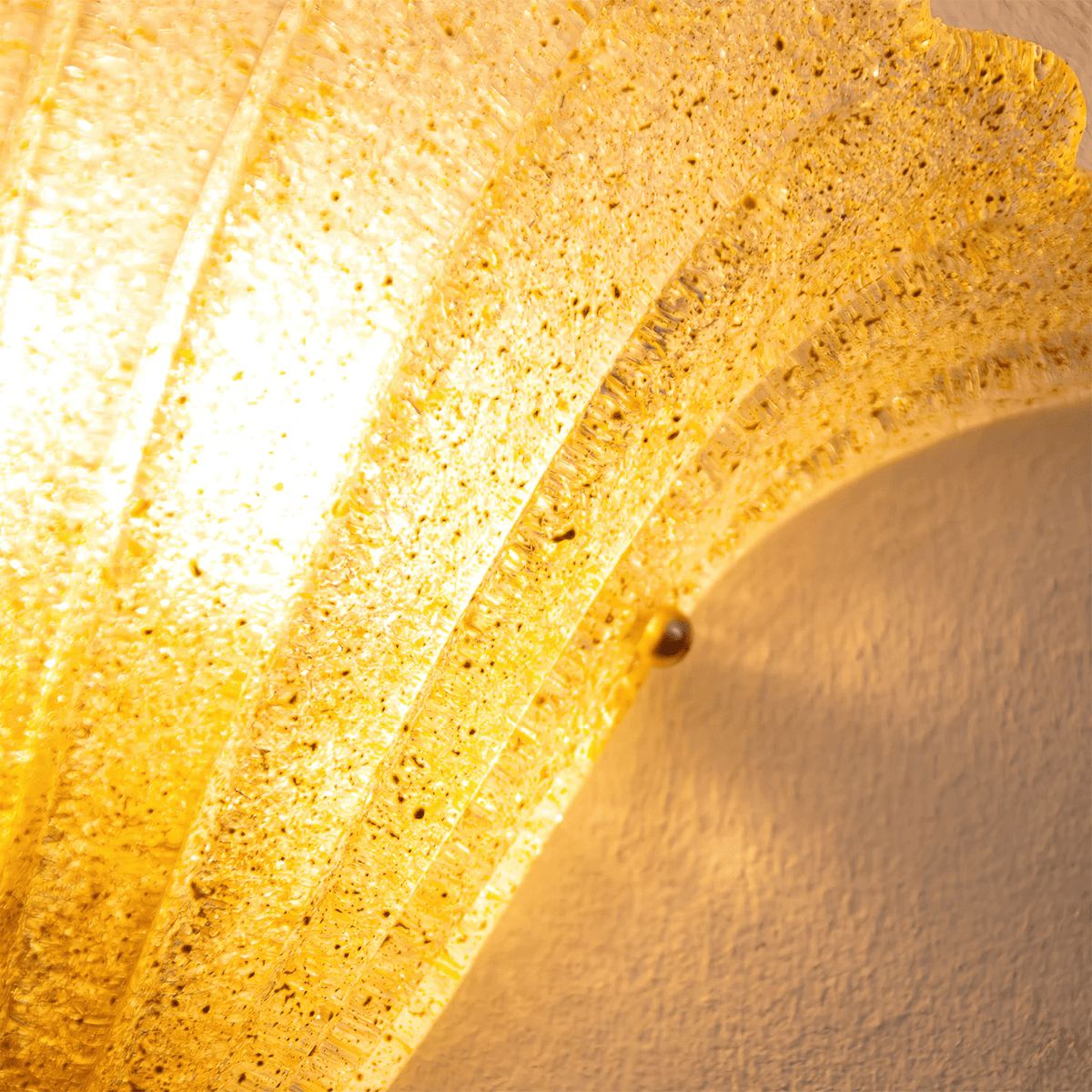 Celoeria Wandleuchte mit geschwungener Kante aus strukturiertem Glas in elegantem Design