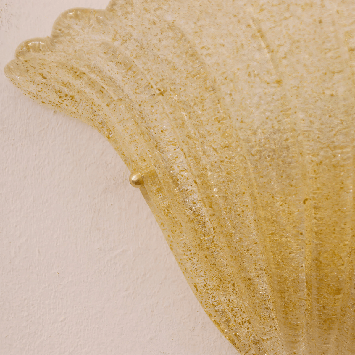 Celoeria Wandleuchte mit geschwungener Kante aus strukturiertem Glas in elegantem Design