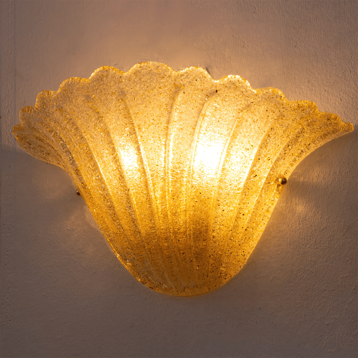 Celoeria Wandleuchte mit geschwungener Kante aus strukturiertem Glas in elegantem Design