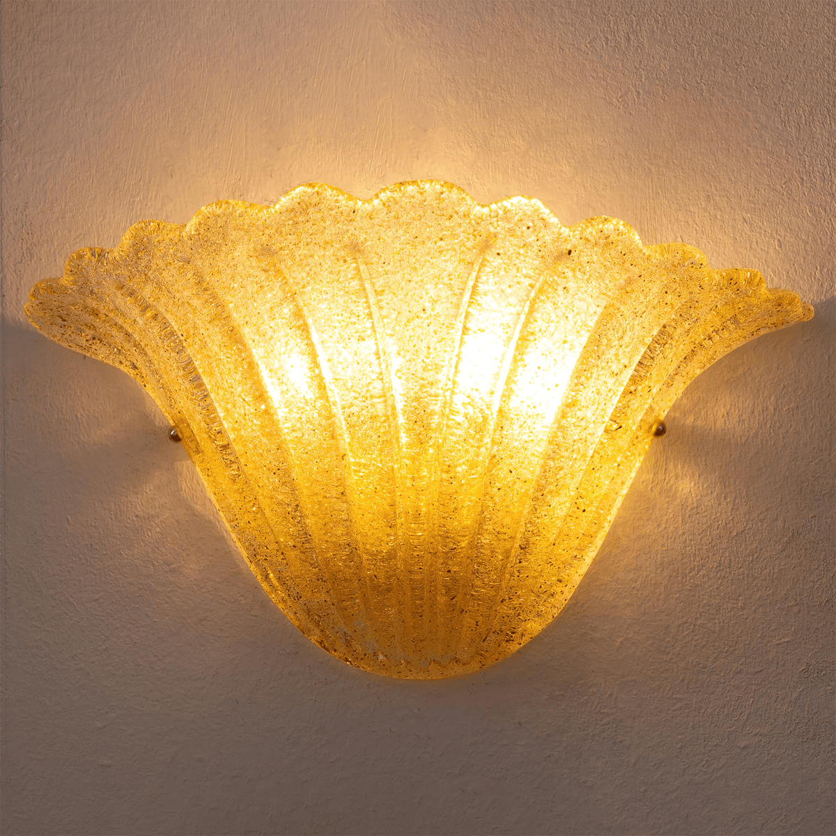 Celoeria Wandleuchte mit geschwungener Kante aus strukturiertem Glas in elegantem Design
