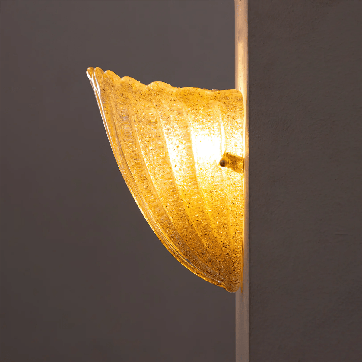 Celoeria Wandleuchte mit geschwungener Kante aus strukturiertem Glas in elegantem Design
