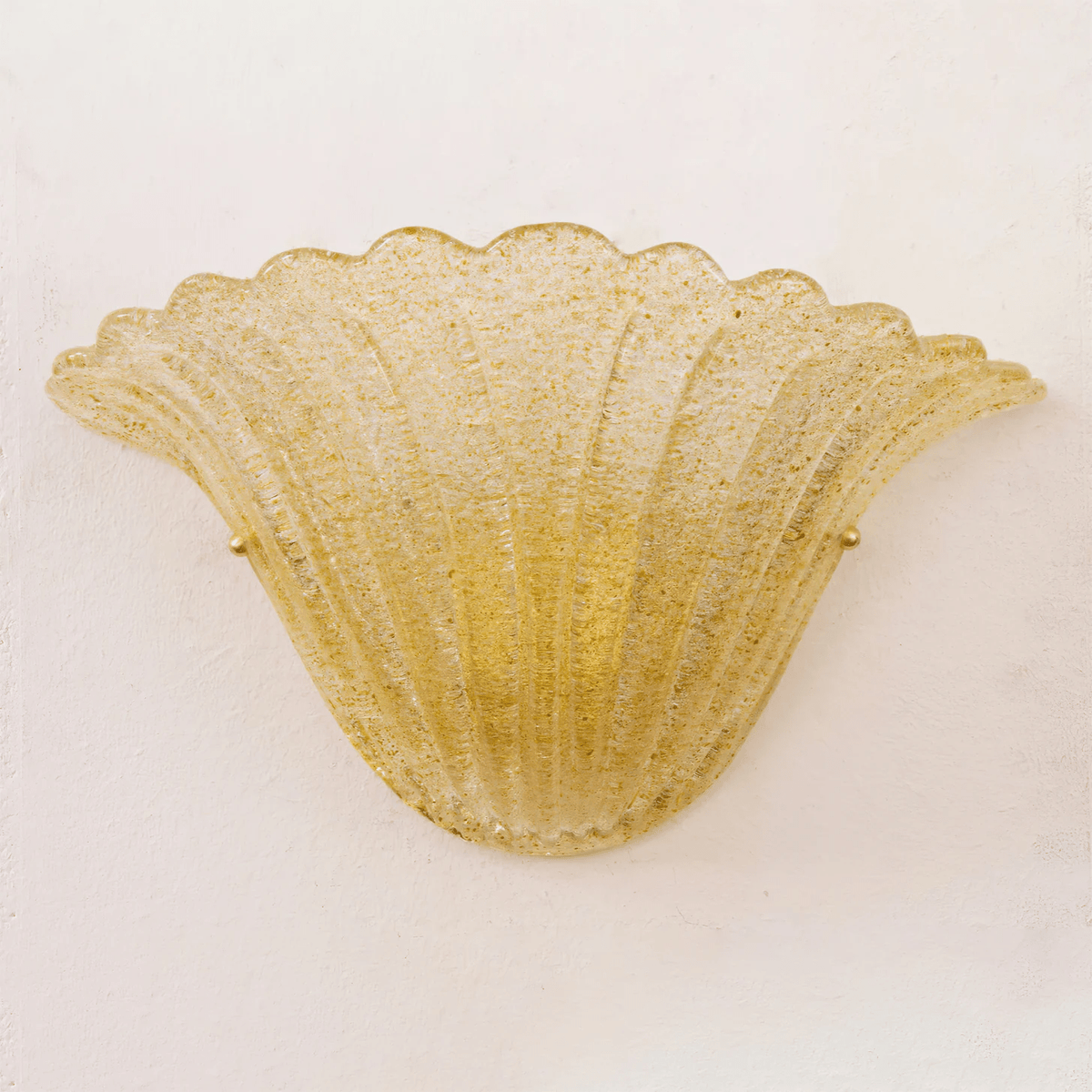 Celoeria Wandleuchte mit geschwungener Kante aus strukturiertem Glas in elegantem Design
