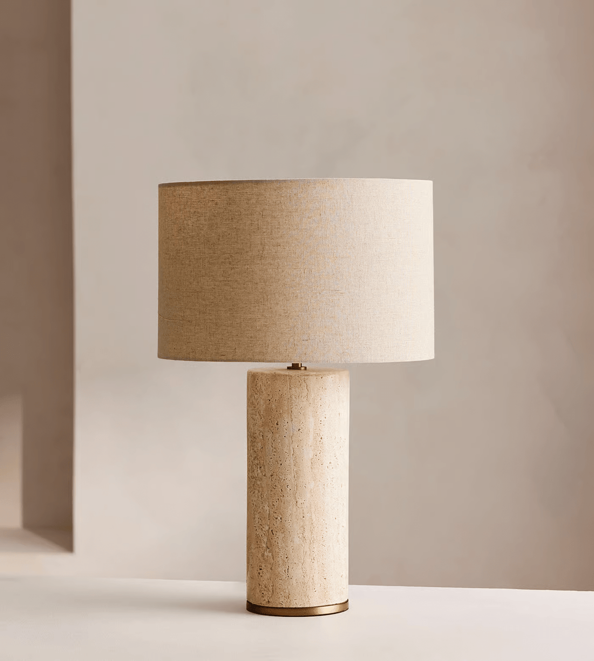 Vonoryra Zylindrische Travertin-Tischleuchte in Gelb & Beige