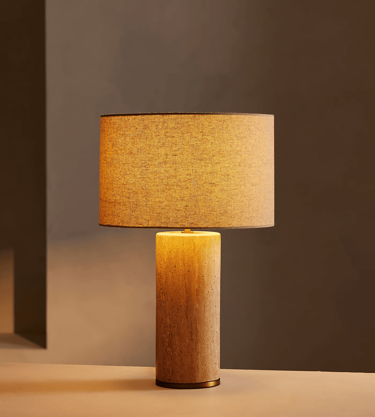 Vonoryra Zylindrische Travertin-Tischleuchte in Gelb & Beige