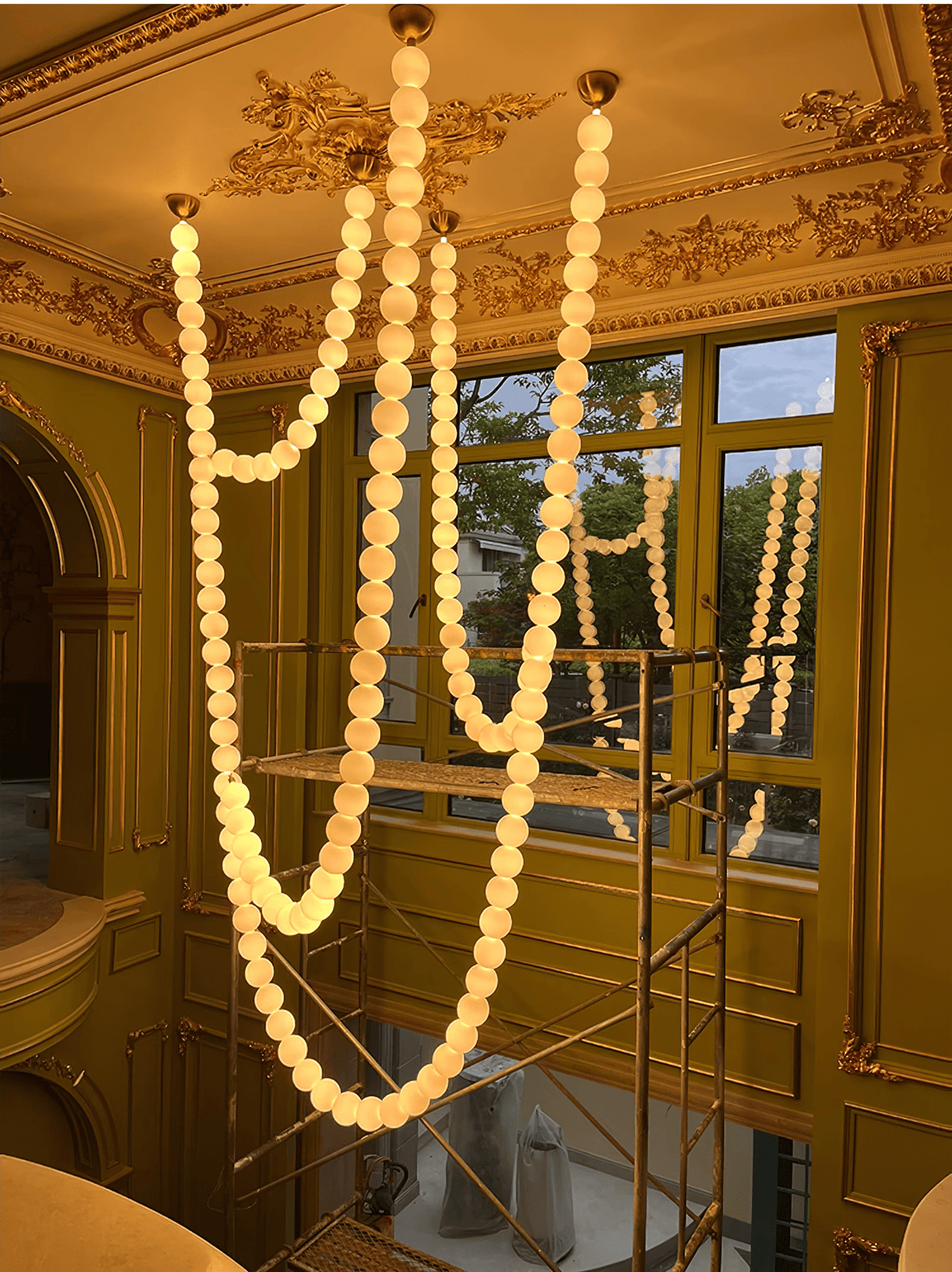 PearlCascade Kronleuchter aus Glas mit Kugeln