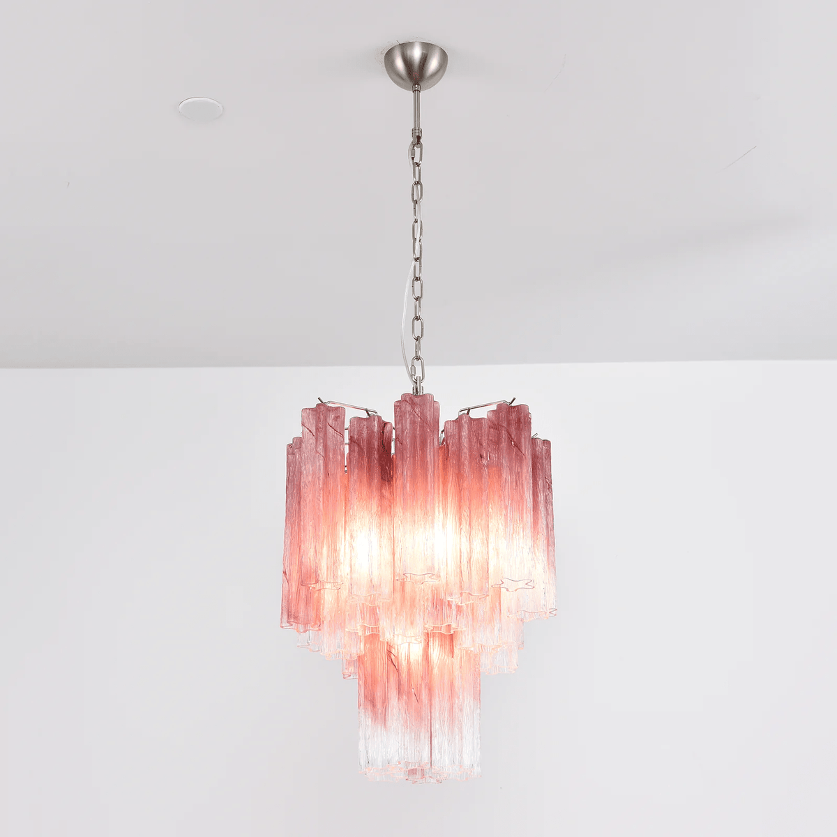 Veluora Kronleuchter zu Transparent verlaufendem Murano-Glas in Kaskadenebenen