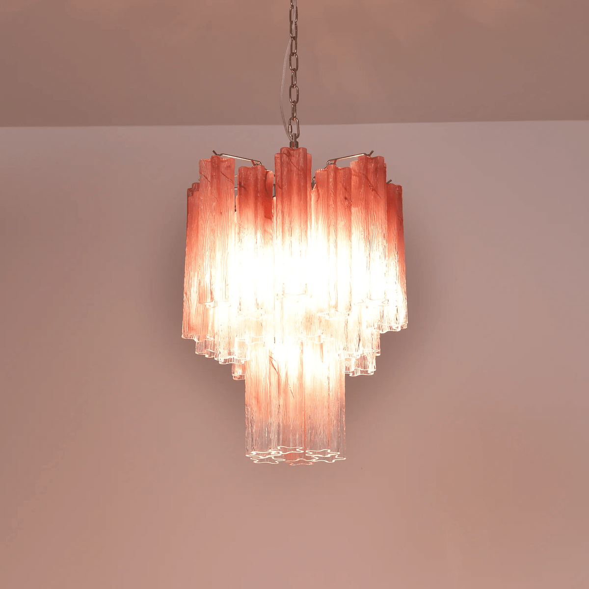 Veluora Kronleuchter zu Transparent verlaufendem Murano-Glas in Kaskadenebenen