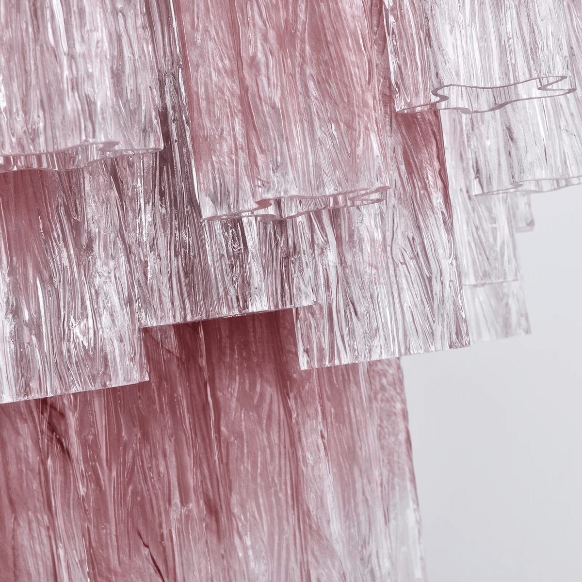 Veluora Kronleuchter zu Transparent verlaufendem Murano-Glas in Kaskadenebenen