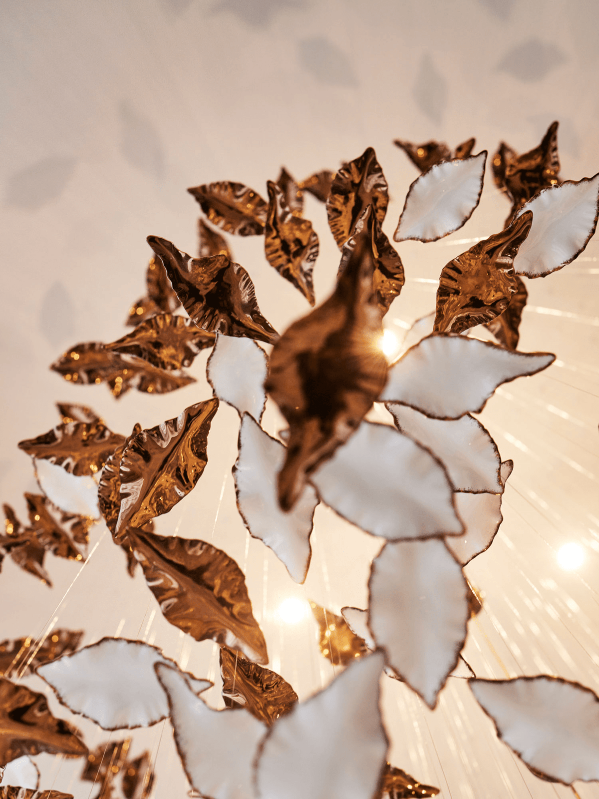 Folia Kronleuchter aus Blatt-Form in verdrillter Skulptur