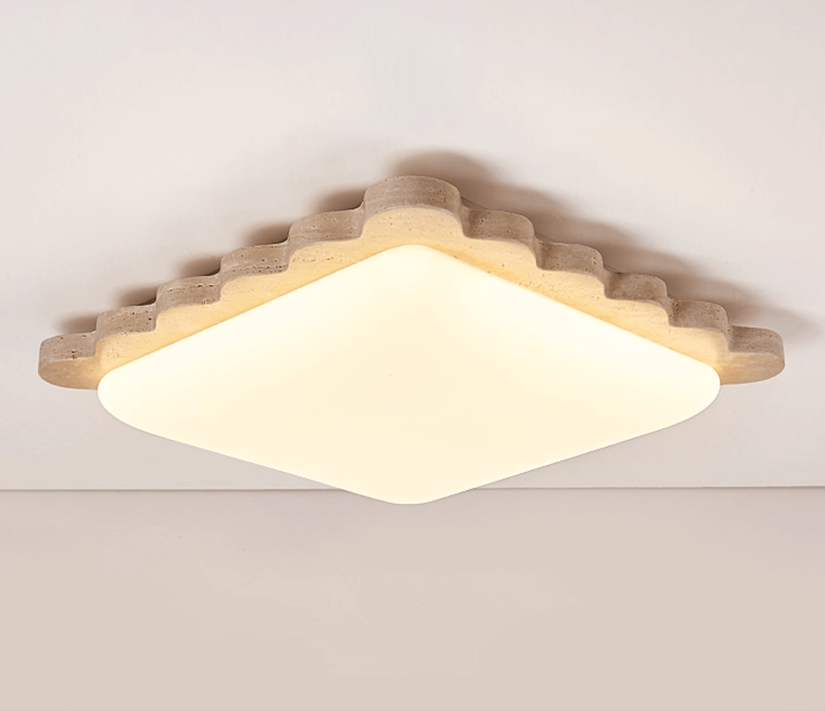 Crestwood Travertine Deckenleuchte mit geschwungener Kante