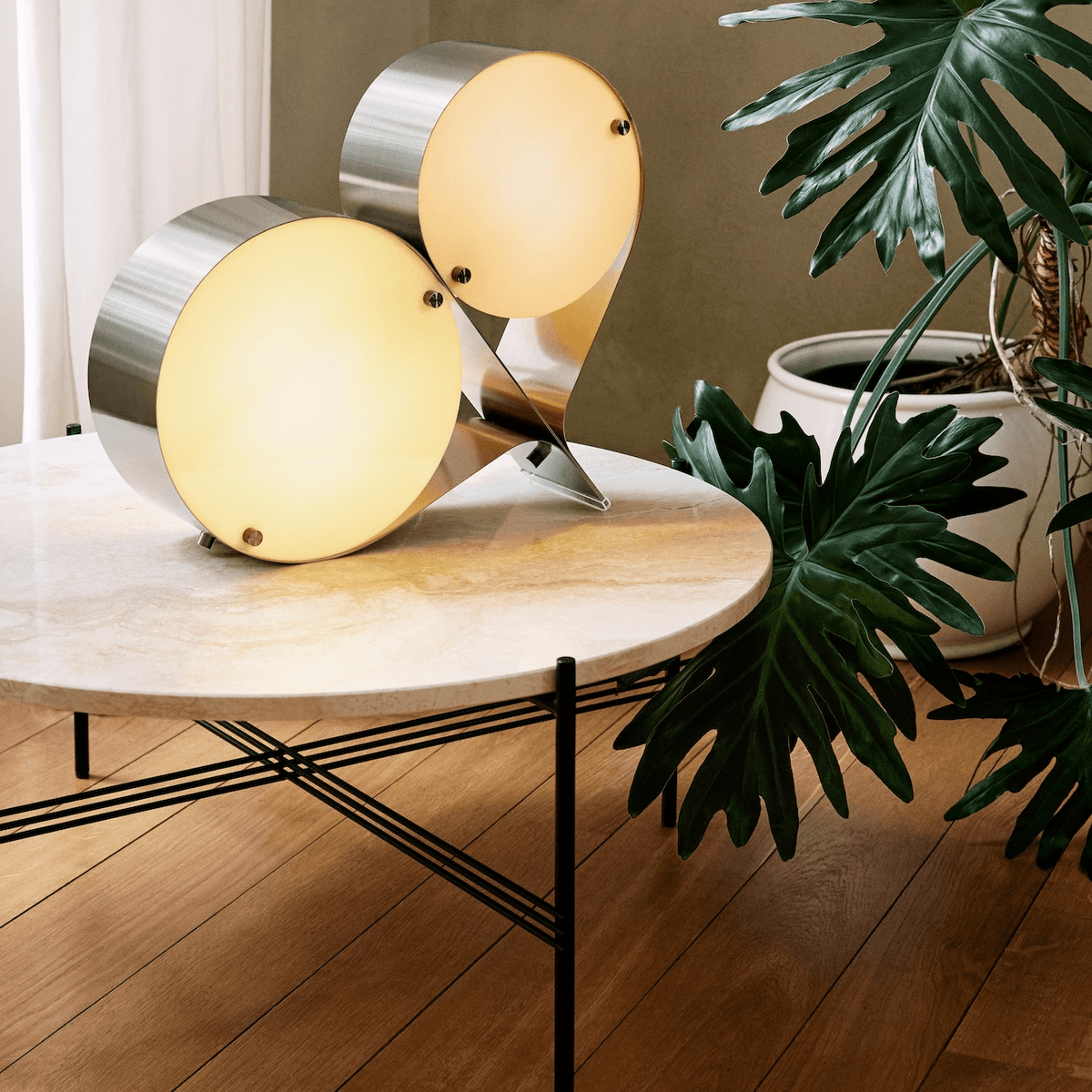 Duet Tischlampe mit schwebendem Scheibenlampenschirm