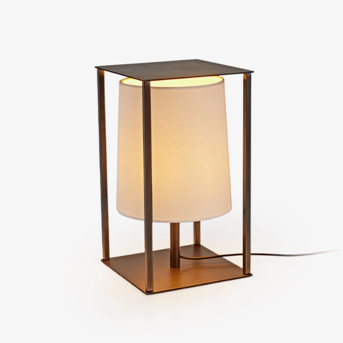 Miraine Käfig-Tischleuchte mit quadratischem Bronze-Rahmen und beigeem Trommelschirm im minimalistischen Wabi-Sabi-Stil
