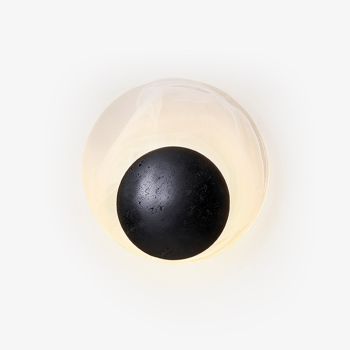 Orla Cosmica Eclipse Schwarze Travertin-Shell-Wandleuchte