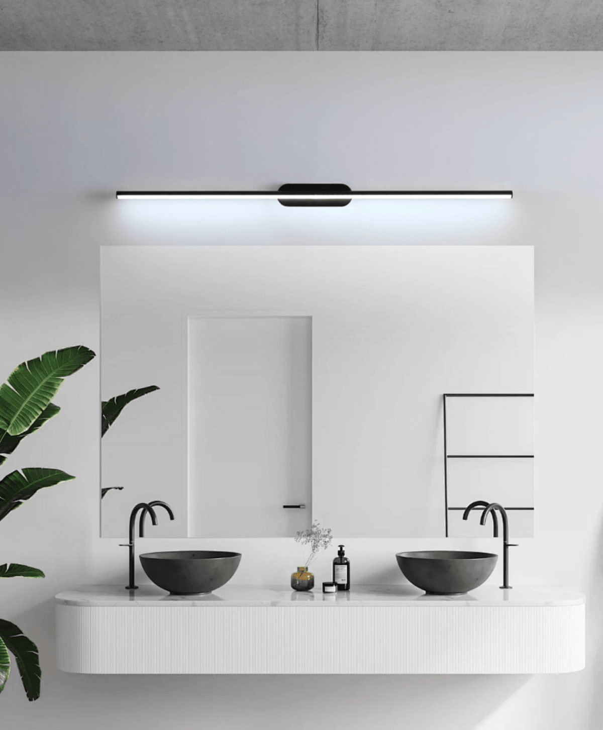 Qirma Schwarz schlanke lineare minimalistische Wandleuchte