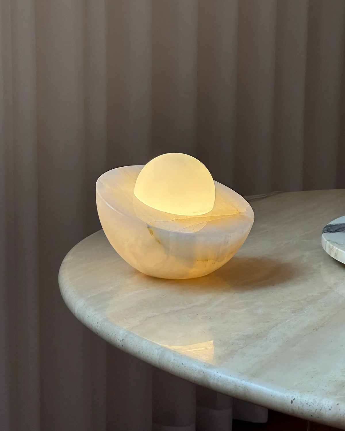 Fryle Jade Minimalistische Tischlampe mit Halo