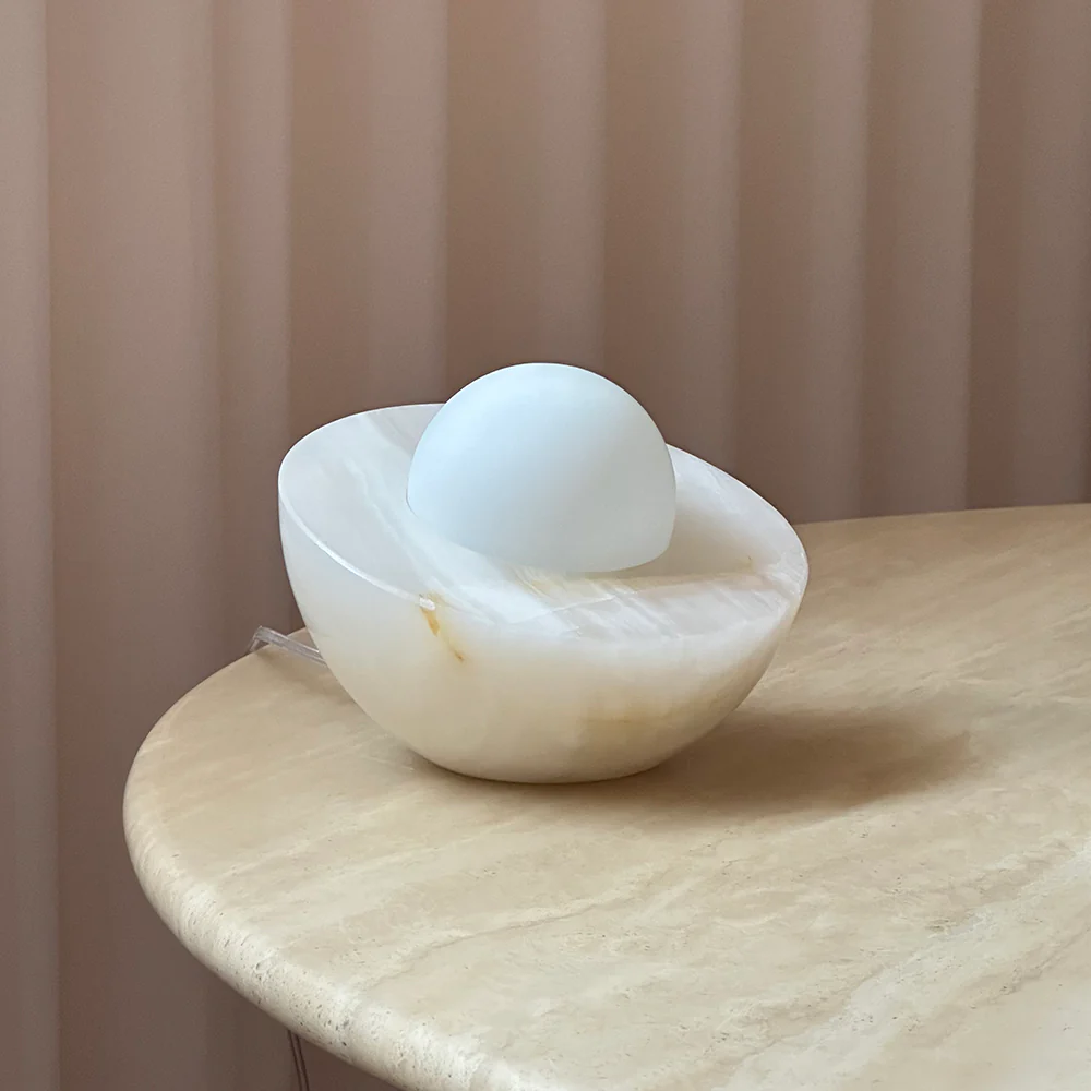 Fryle Jade Minimalistische Tischlampe mit Halo