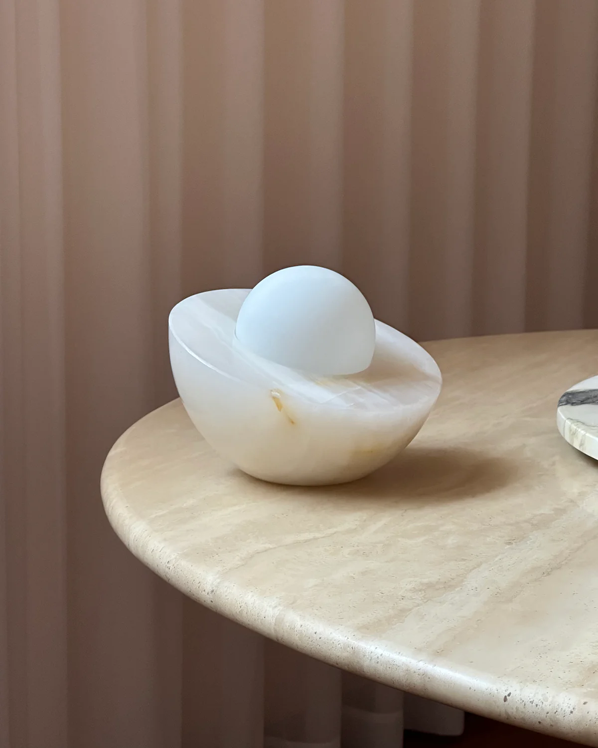 Fryle Jade Minimalistische Tischlampe mit Halo