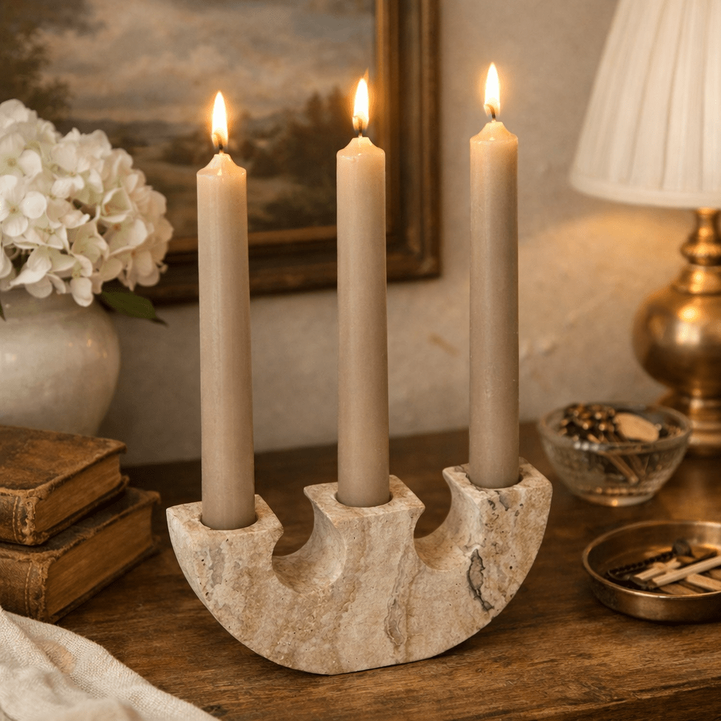 Stone Reliquary Travertin-Kerzenständer in Kieselsteinform