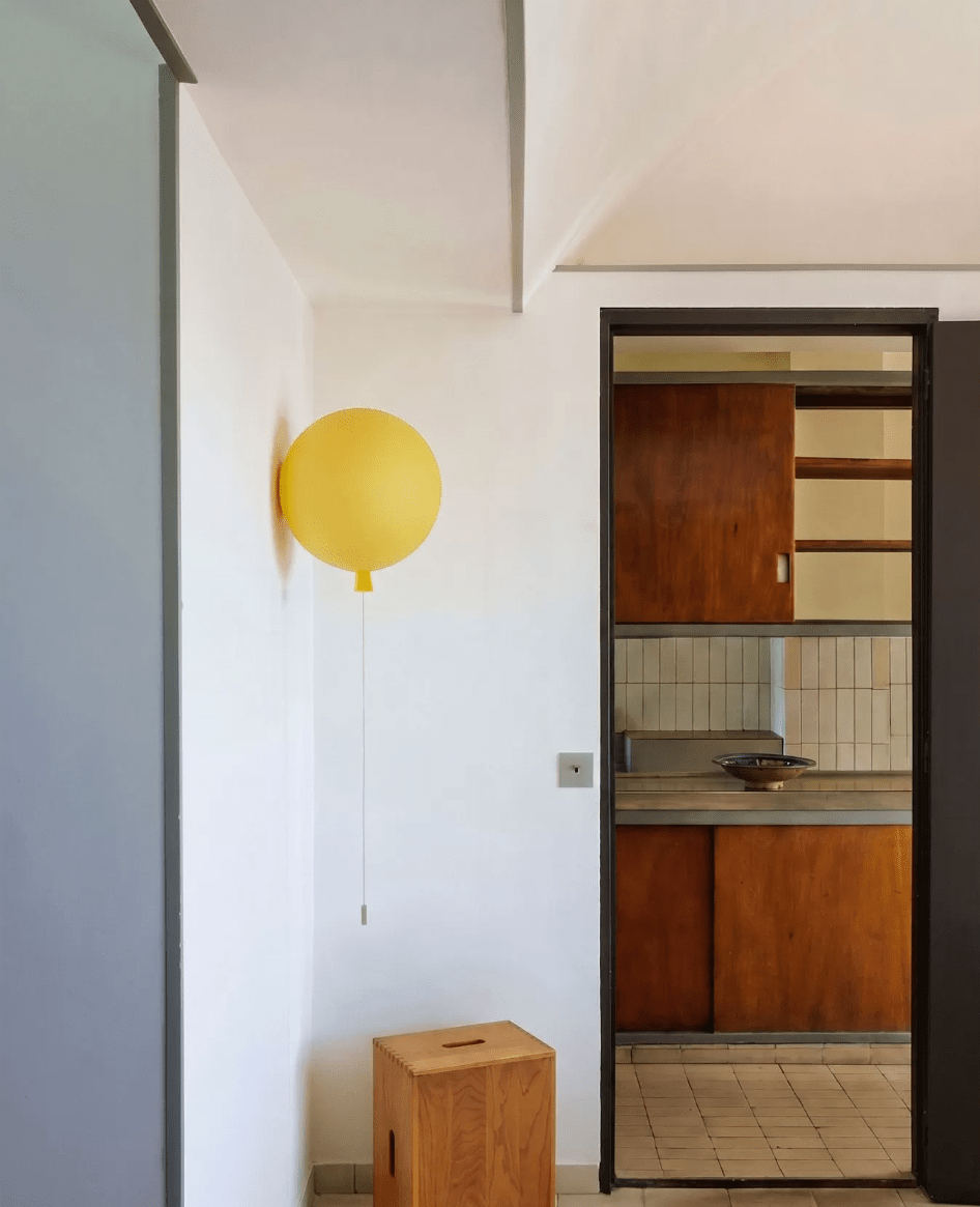 Celuenne Balloon Dream Wandleuchte aus Milchglas