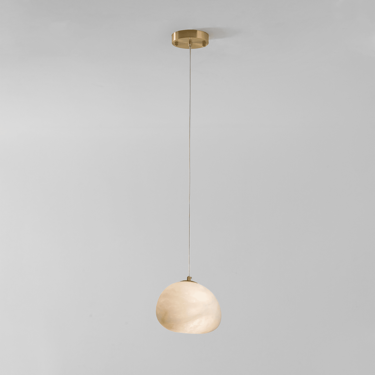 Nivisaya Pendelleuchte in Kieselsteinform aus Alabaster