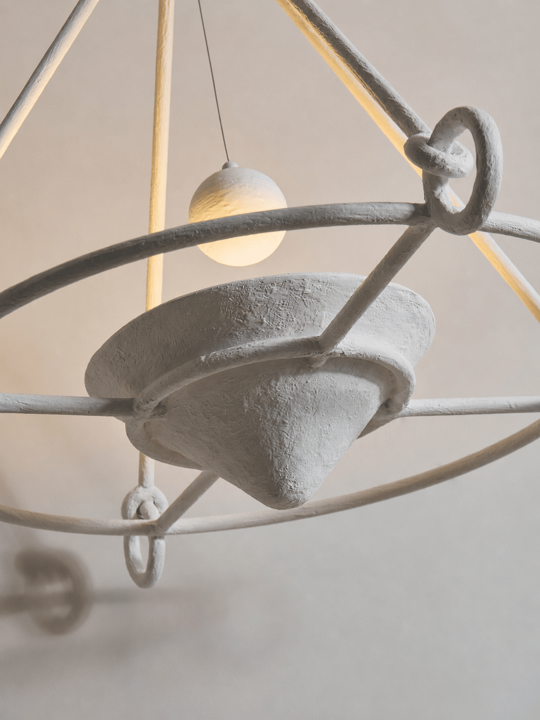 Sculptural Gips-Kronleuchter