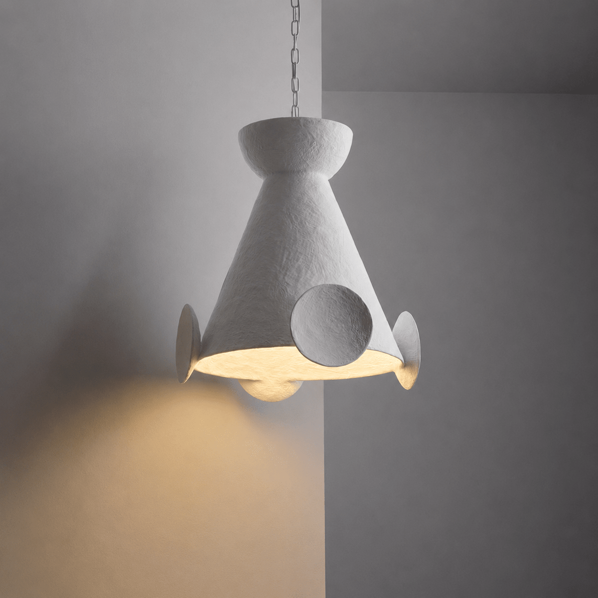 Sculptural Gips-Kegel-Pendelleuchte
